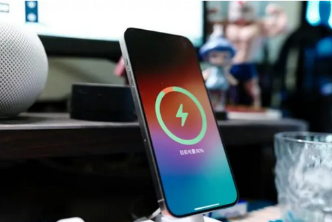 新荣苹果15换屏服务分享用什么充电器给iPhone15充电更好 